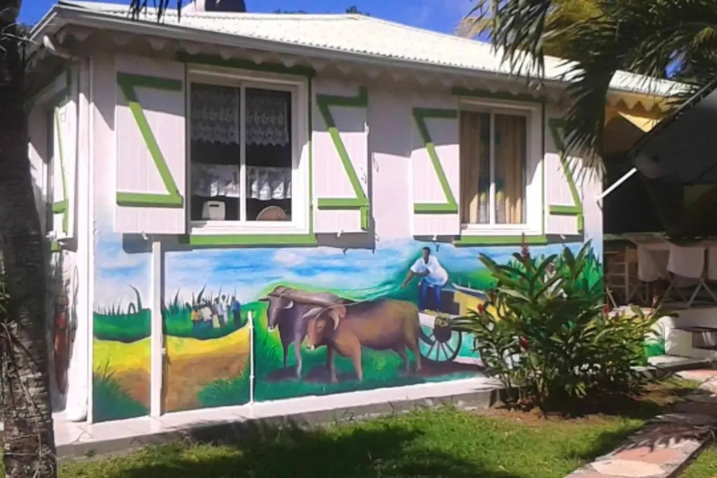 Bungalow charmant à Sainte-Rose avec terrasse et piscine