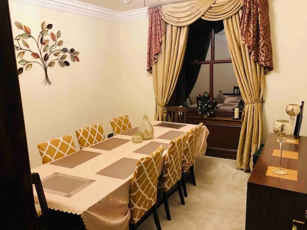 Beautiful 4-Bed Villa in Glasgow