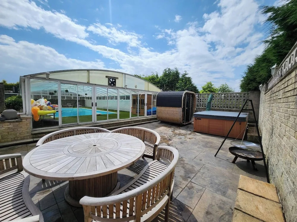 Spa Home With Swimming Pool, Hottub, and Sauna