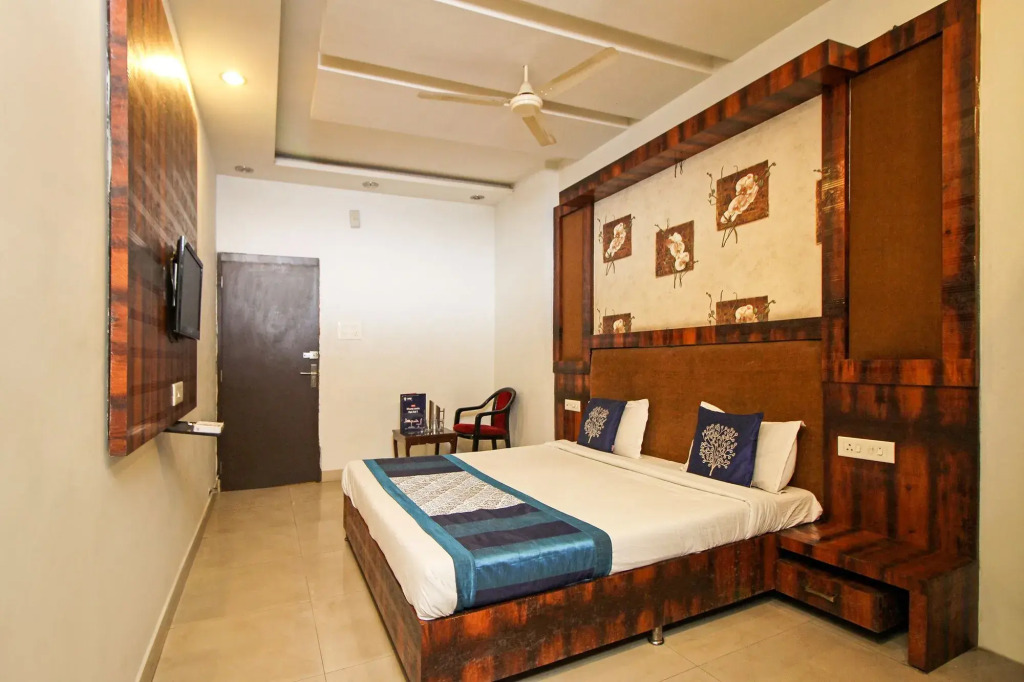 OYO 8429 Hotel Raj