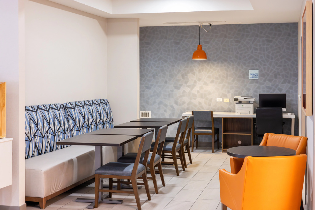 Holiday Inn Express Hotel & Suites Wichita Airport by IHG