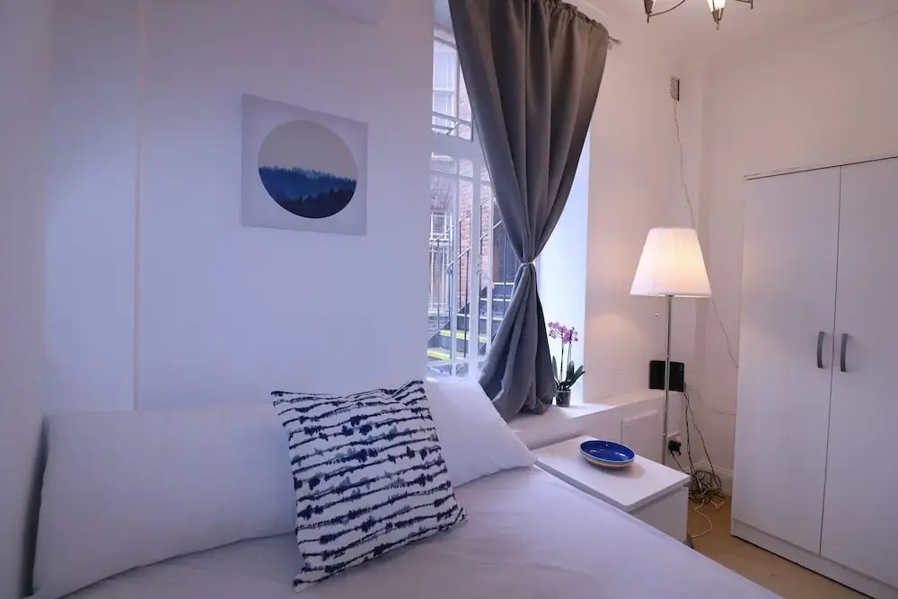 Lovely & Spacious 2 Bedroom APR Queensway