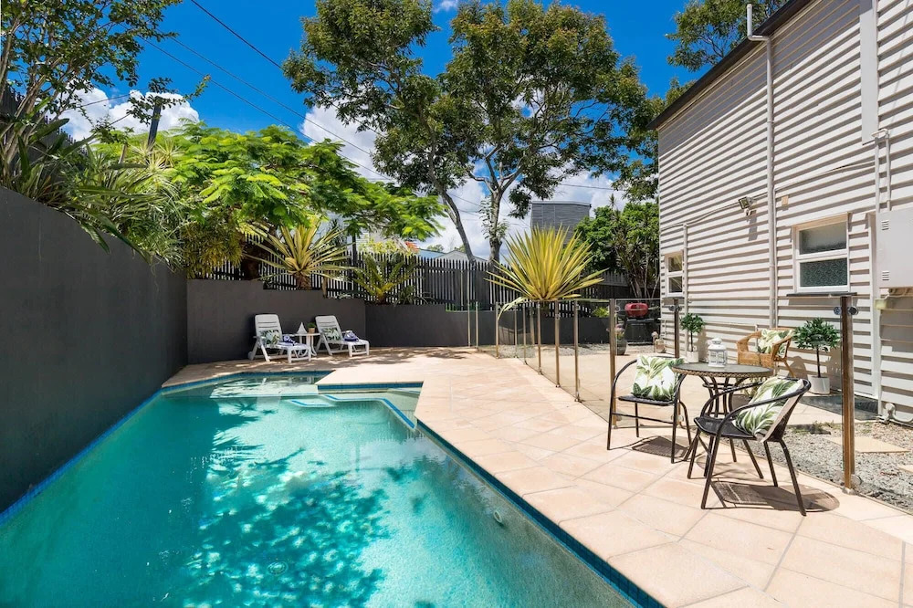Family Home in Balmoral - Family Stays