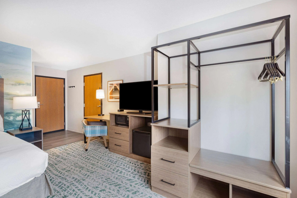 AmericInn by Wyndham Duluth South Proctor Black Woods Event Ctr