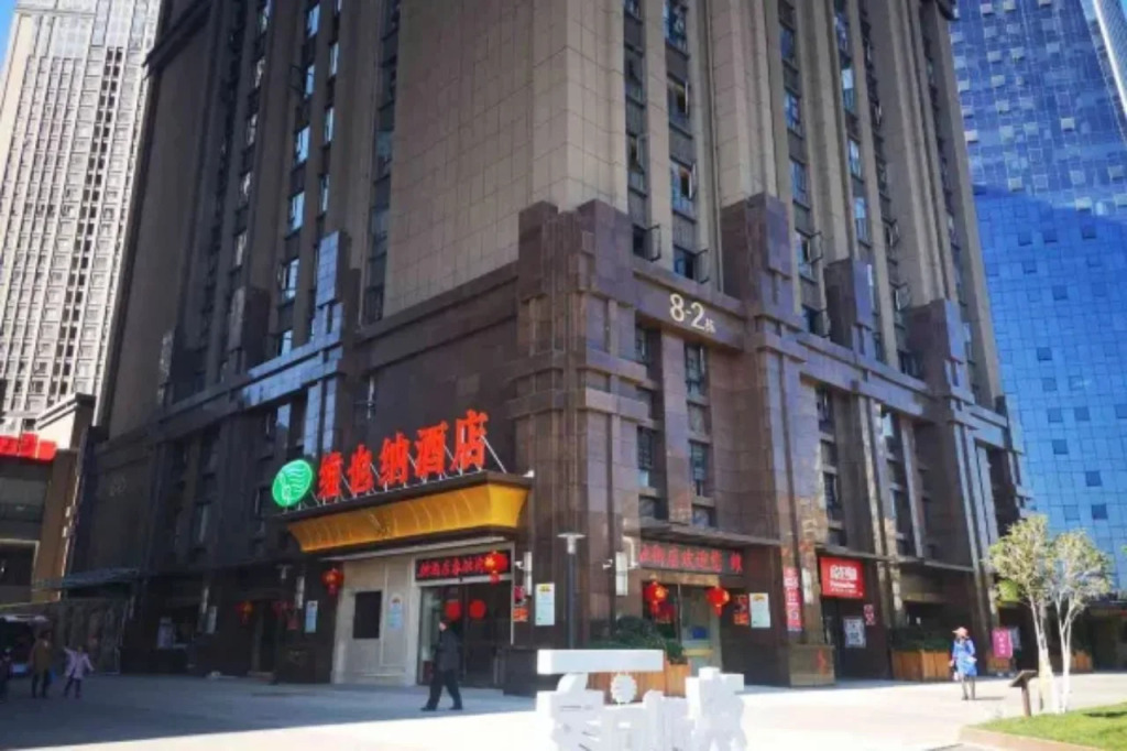 Vienna Hotel (Kunming Municipal Government Chunrong Street Subway Station)