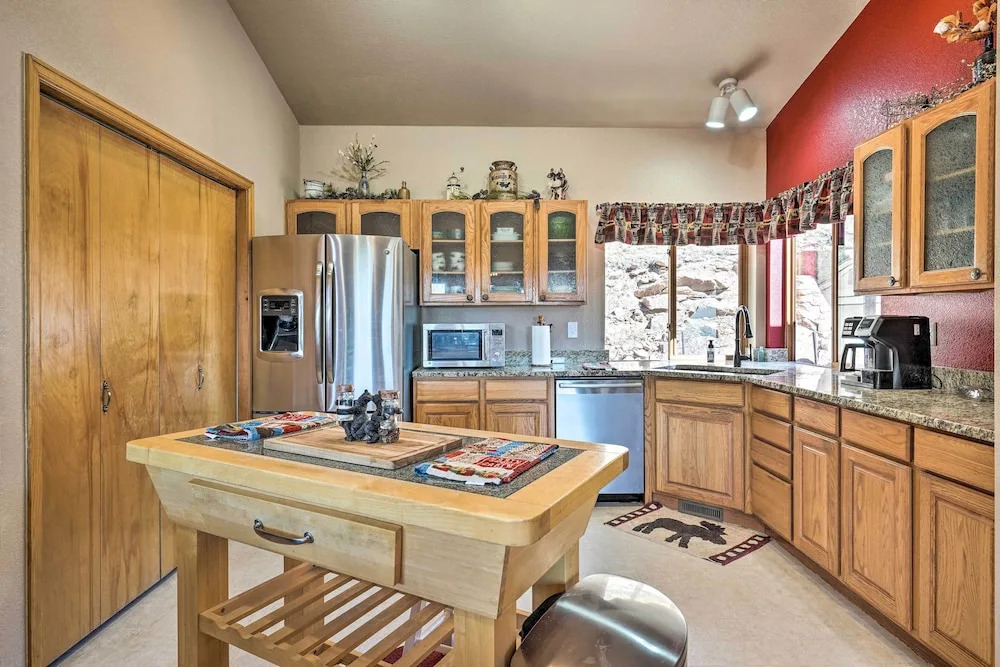 Mtn-view Cabin w/ Deck, 3 Mi to Cripple Creek!