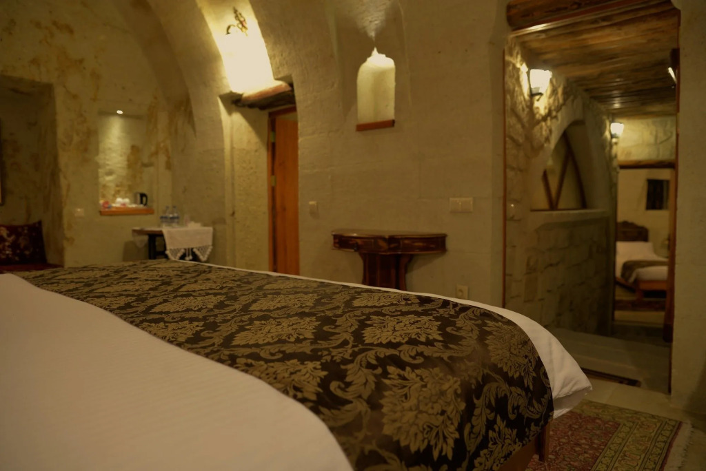 Canyon Cave Hotel