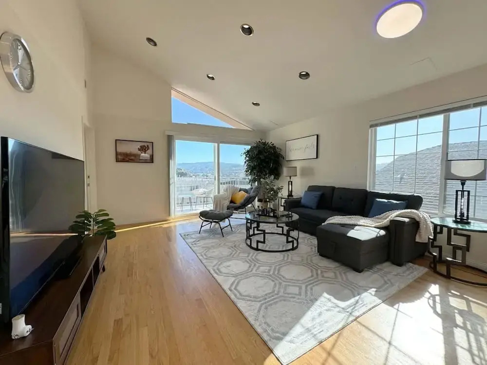 South SF Spacious Entire Unit With 3brs 3bth on 2F
