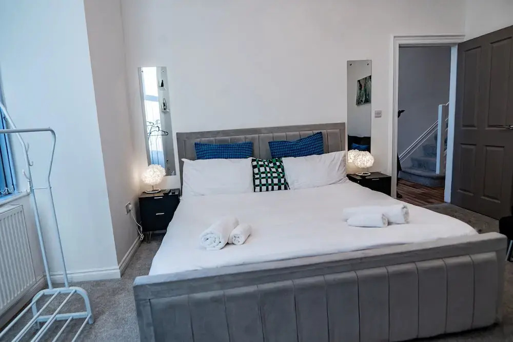 House - Sleeps 7 - Parking - Garden - Near Stn