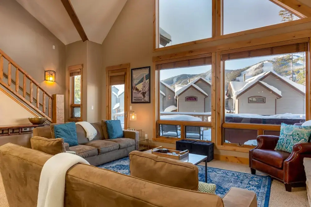 New Listing! Upscale W/ Private Hot Tub 5 Bedroom Townhouse