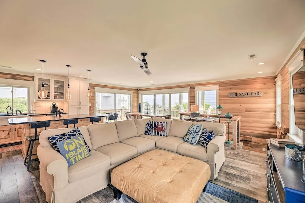 Bright Emerald Isle Home - Walk to the Beach!