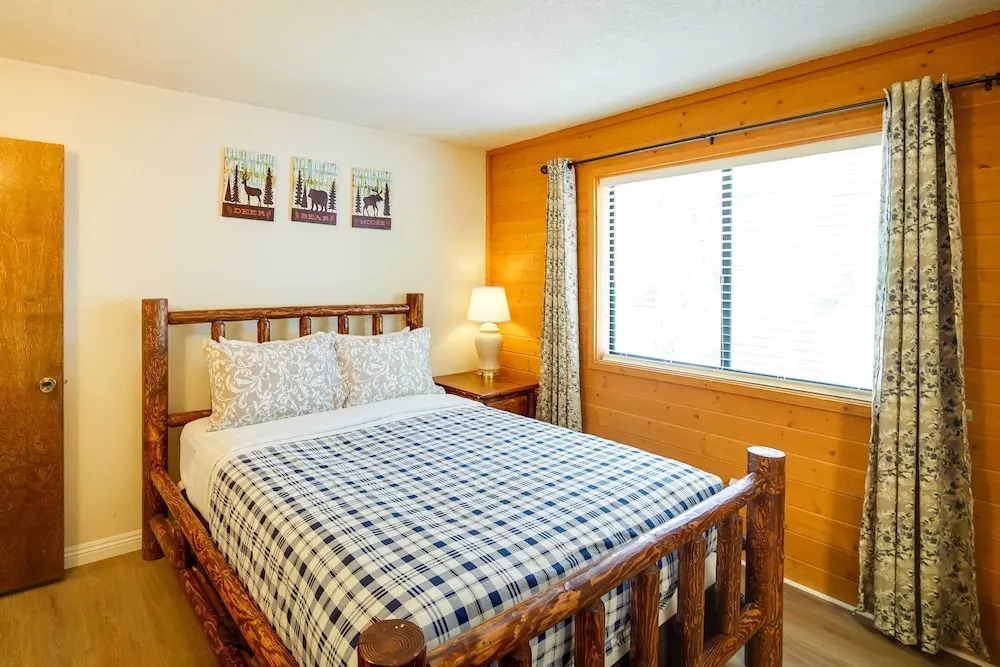 < 3 Mi to Lake: 'goldilodge' Big Bear Lake Cabin