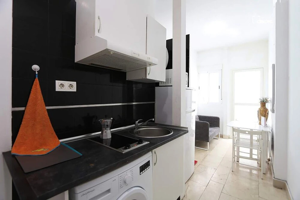 Estudio/Duplex en bajos y pequeño patio int en Puerta del Angel AZBC2