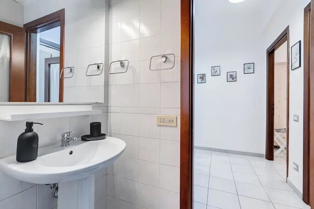 Cozy 2-Bedroom Flat with Balcony