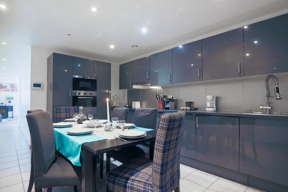 Spacious Apartment for 6, Ideally Located!