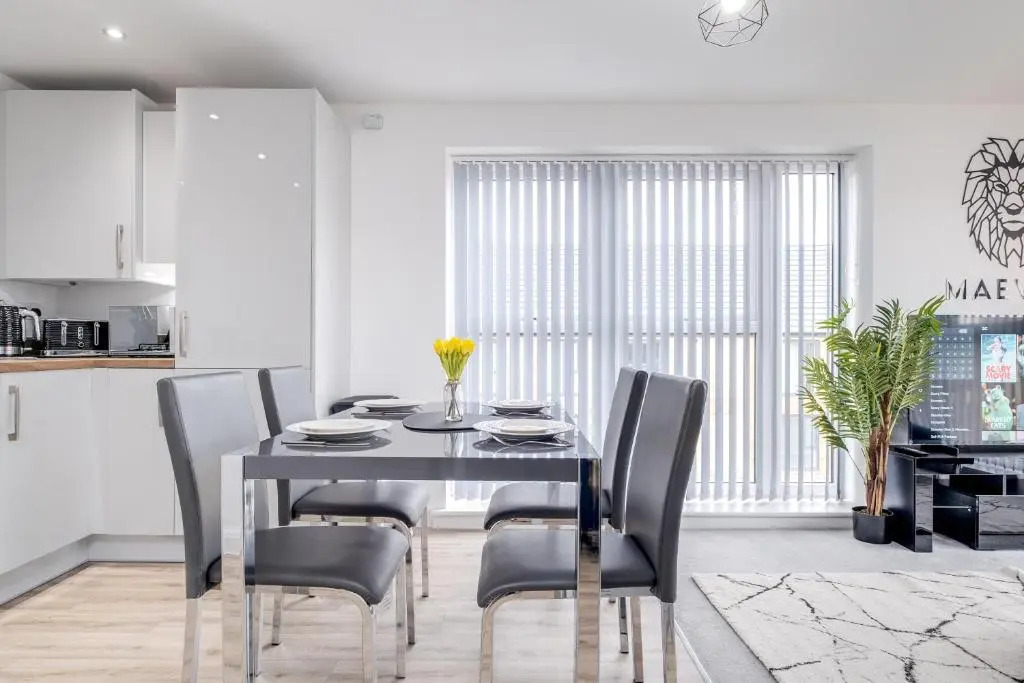 MAEVELA Apartments - Luxurious 2 Bedroom Apartment - Close to 02 Academy Birmingham - L Shape Sofa - FREE PARKING & NETFLIX - City Centre