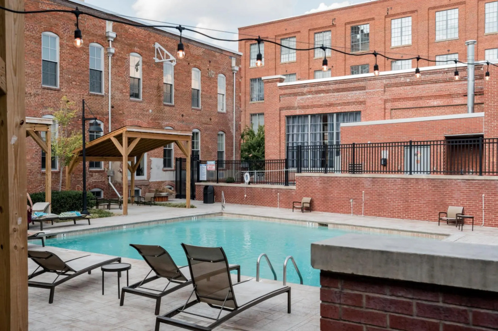 Hip & Vibrant 2 Bedroom Apartment with Parking & Wifi