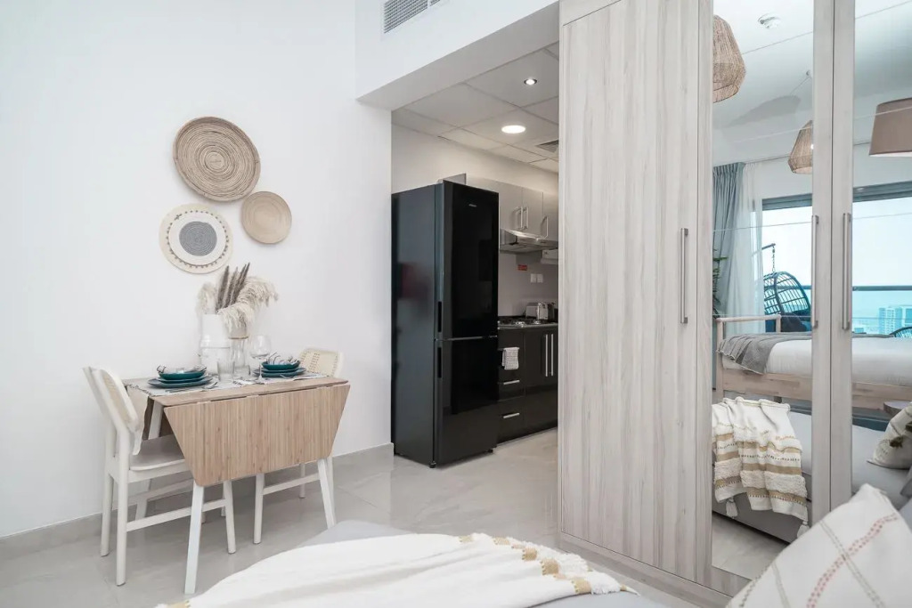 Charming Apt. With Views In Business Bay