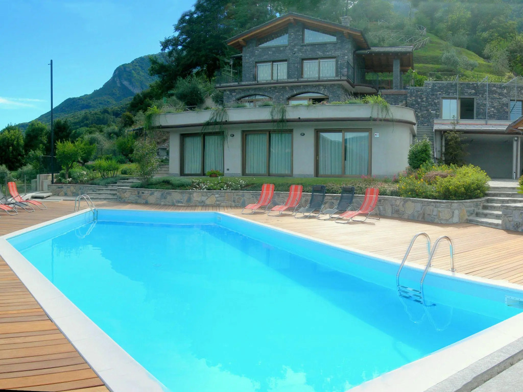 Sumptuous and panoramic Lake Como villa.