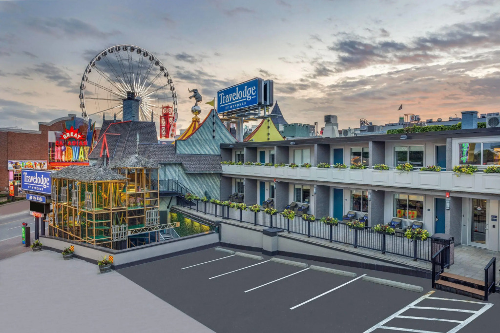 Travelodge by Wyndham Niagara Falls At the Falls
