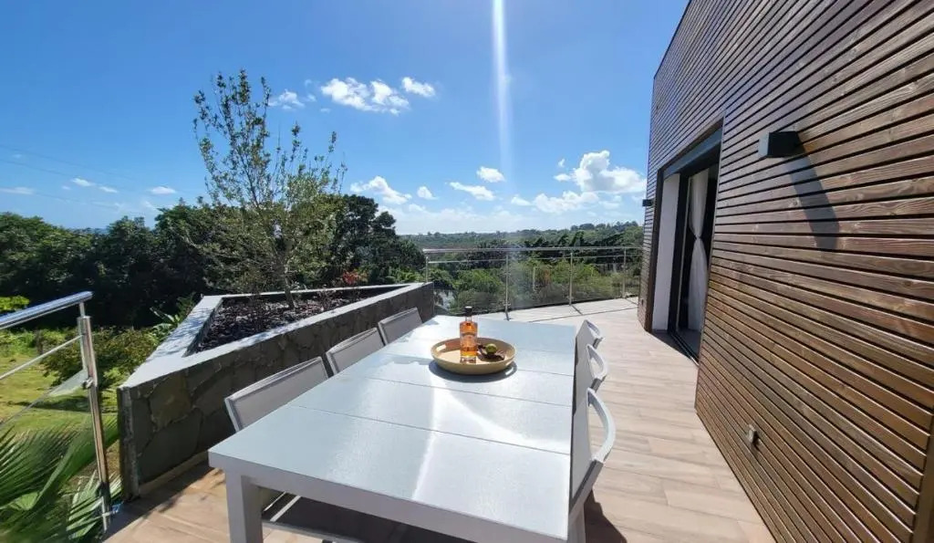 Villa de luxe avec piscine, vue mer et montagne.