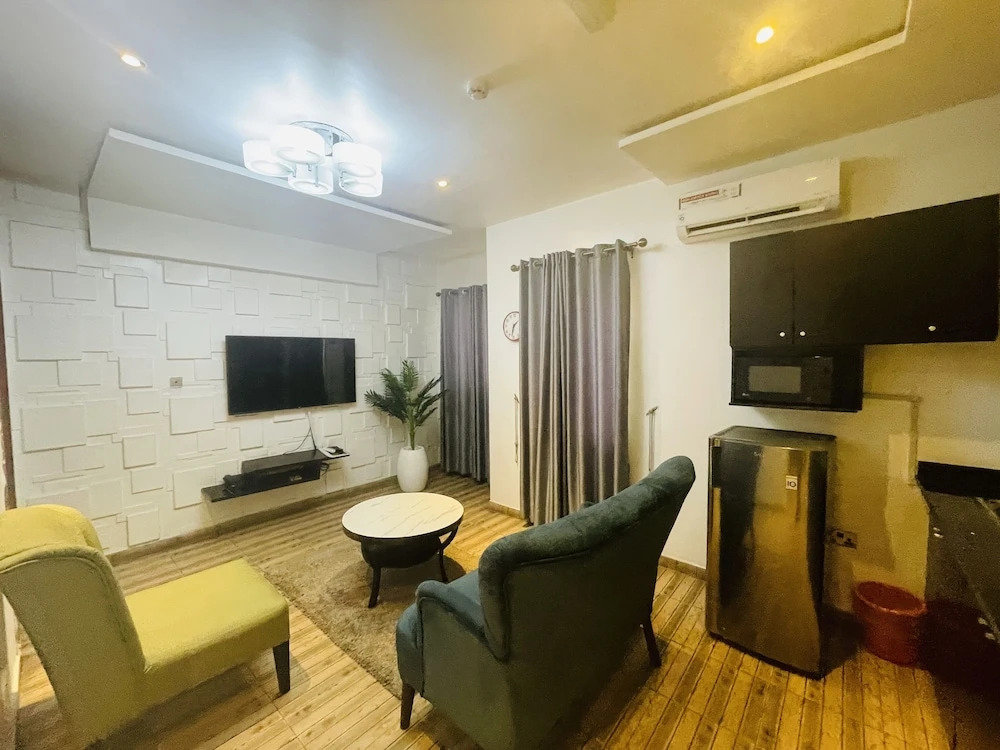 James Court Hotel & Luxury Apartments