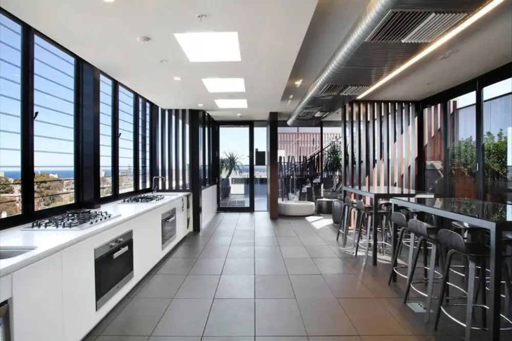 Luxury 3 Bedroom Penthouse With Bay and City View
