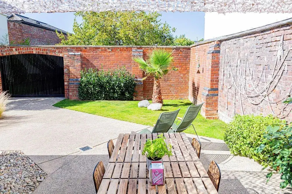 Mid-Century Modern Style 1BD with Garden