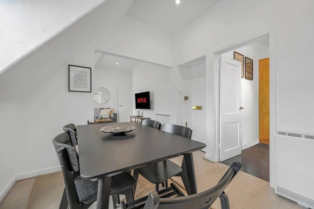 Mortimer s Mood - Fitzrovia - by Frankie Says