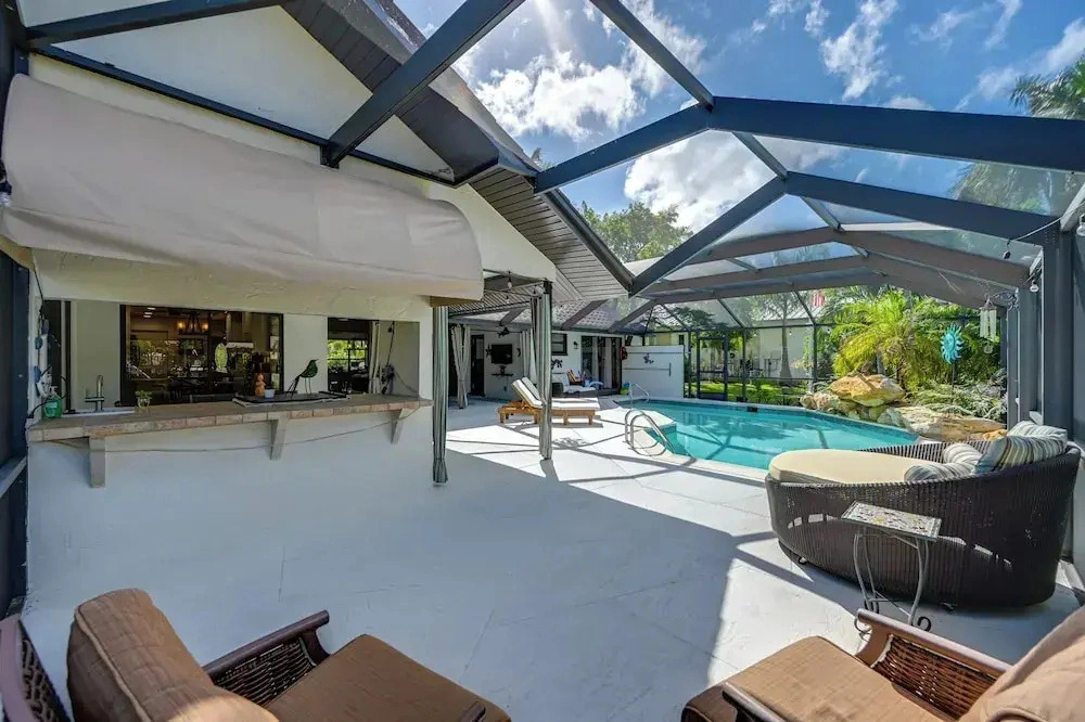 Saltwater Pool & Dock: Canal-front Cape Coral Home