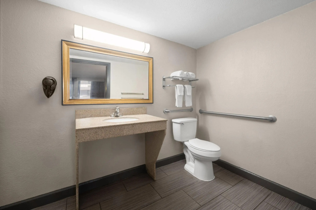 Days Inn by Wyndham College Park Airport Best Road