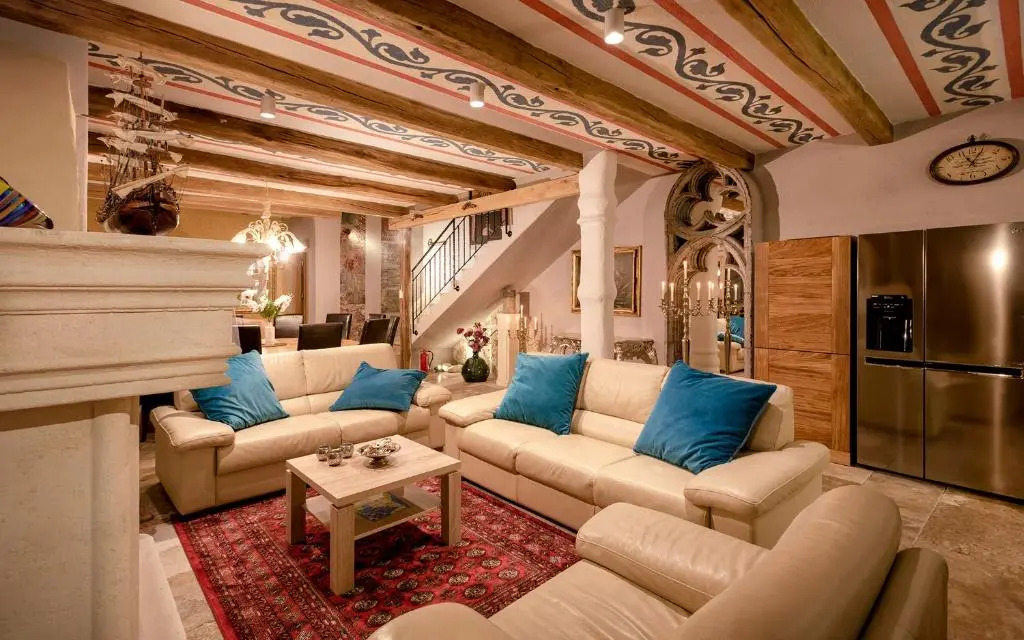 Luxury Palazzo v. Pelsocz Hvar Town