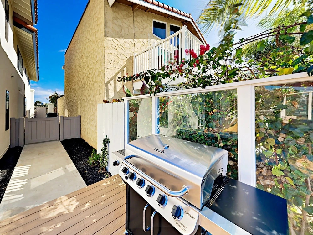 2311 Victoria Avenue Home 3 Bedrooms 2.5 Bathrooms Home