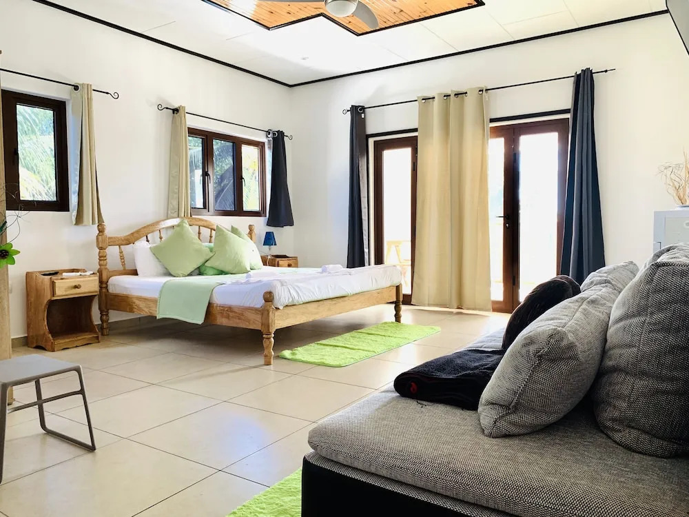 Le lagon bleu guest house by Hyde tide