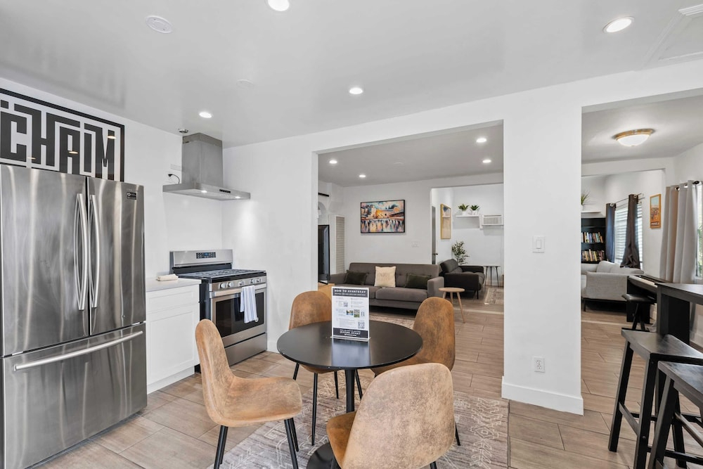 10mins to Rodeo Drive, 15mins to Venice Modern 4bdr Shenandoah by Avantstay