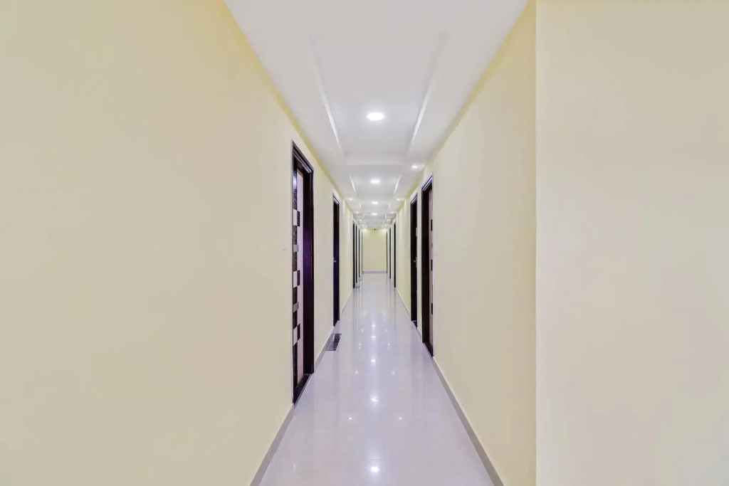 R G Comforts By Oyo Rooms