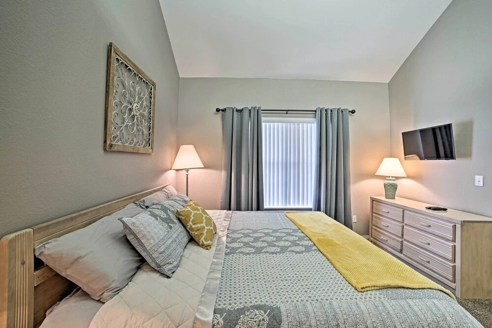 3 Mi to 76 Strip: Condo w/ Hot Tub Access!