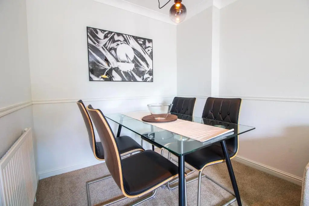 Laurels- 3-beds, Parking, Short Walk to Beach