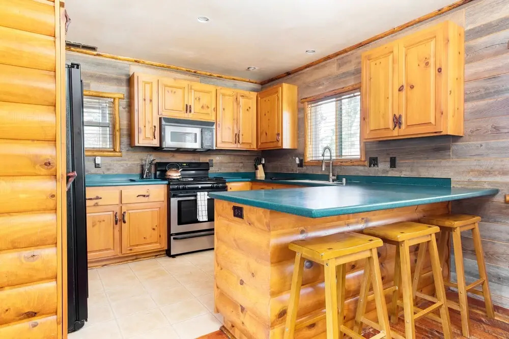 Moosehead by AvantStay Lakefront Cabin w Pool Table Bar and Lake Access