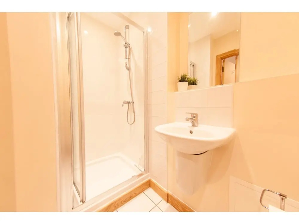 Spacious Riverside Flat for 4 in Stratford