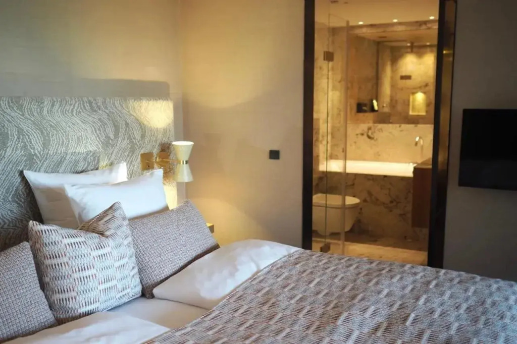 Hypernym Hotel & Suites