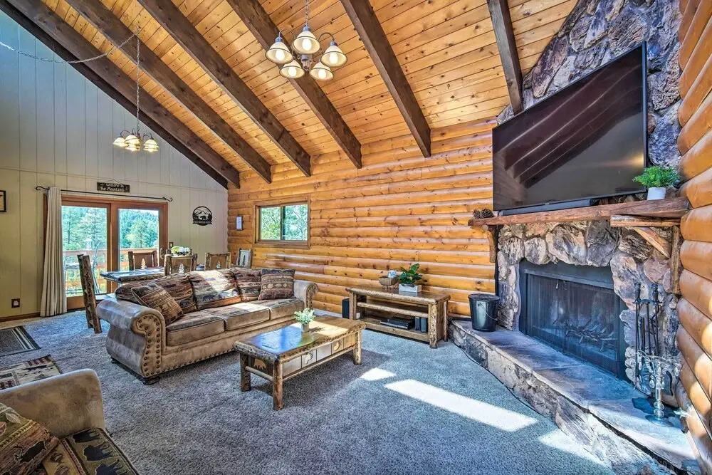 1 Mi to Bear Mountain: Cozy Cabin w/ Views!