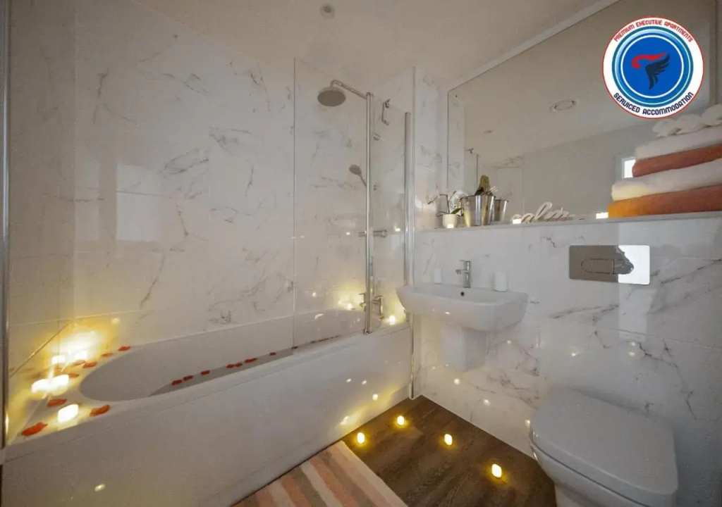 50 PERCENT OFF FOR MONTHLY AND WEEKLY STAYS, PERFECT FOR LONG STAYS FOR FAMILIES , BUSINESS, LEISURE & RELOCATIONS - 2 Bedroom at Premium Executive Serviced Apartment Birmingham - Free WiFi, Free Parking- Sheraton View