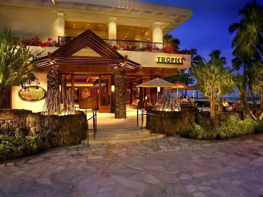 Room in Holiday House - Hgvc Hawaiian Village Resort & Spa, Hot Tub, Pool!