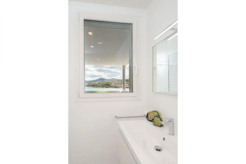 Large room of 40ms with a double bed, an armchair-bed, kitchenette, a bathroom and a private parking-AIRONI 8 MONO