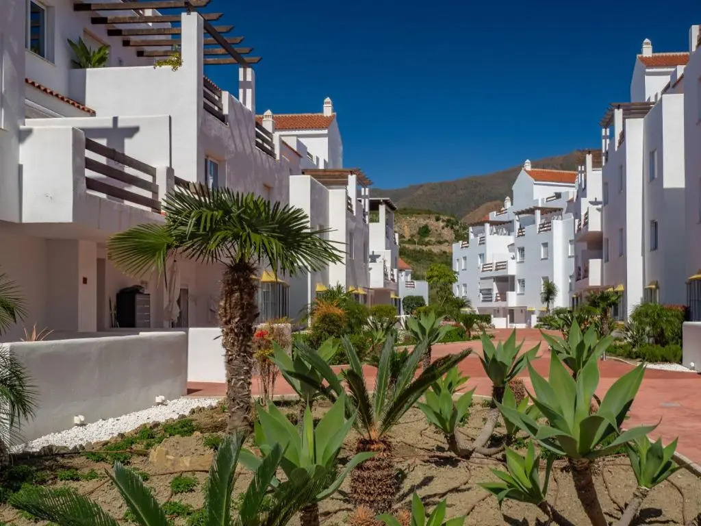 2060-Newly furnished 2 bedrooms apt with golf