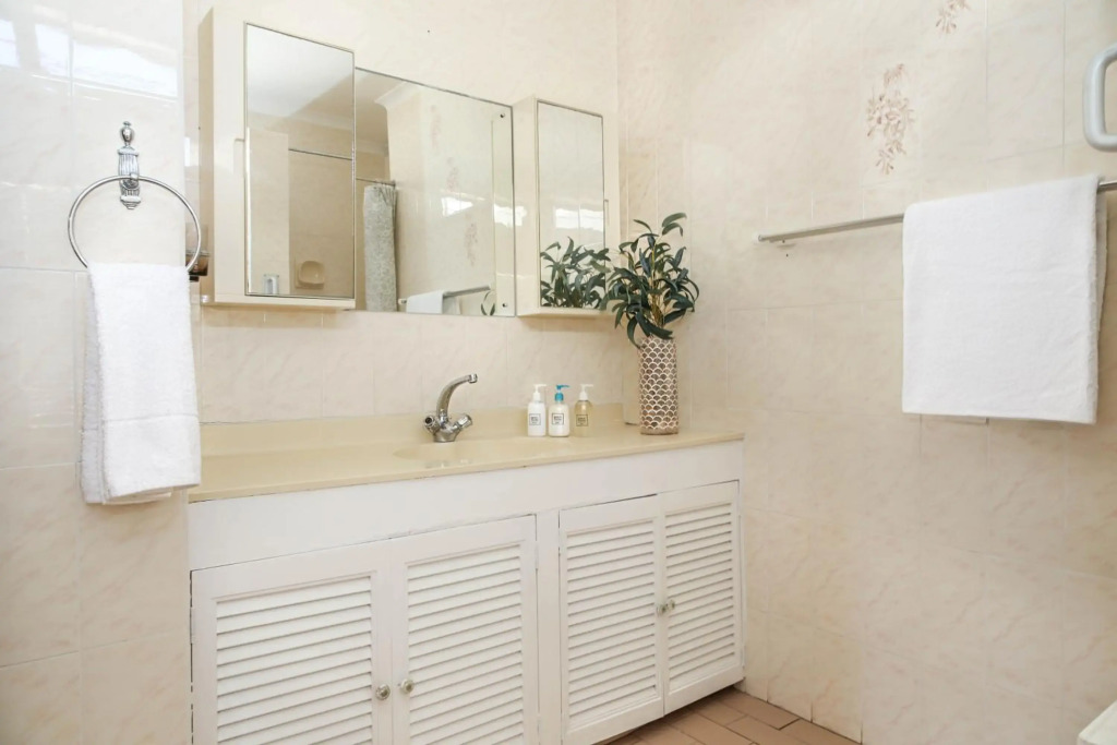 5 bedroom Traditional Fishermans old Gem w panoramic views, Bloubergstrand, Cape Town