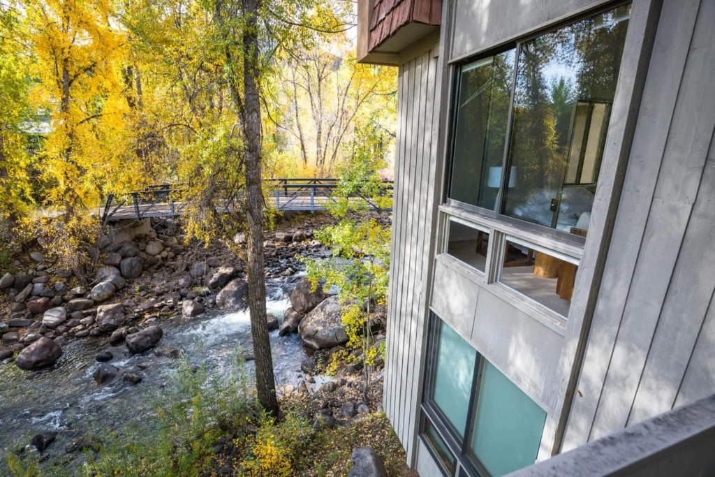 Riverfront 2 BR - Steps to Town & Gondola, Hot Tub