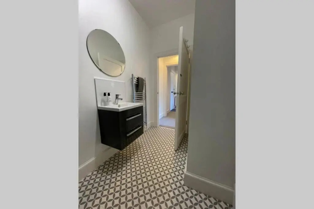 No 10 Immaculate City Centre, Top Floor 2 Bed Flat with Free Parking