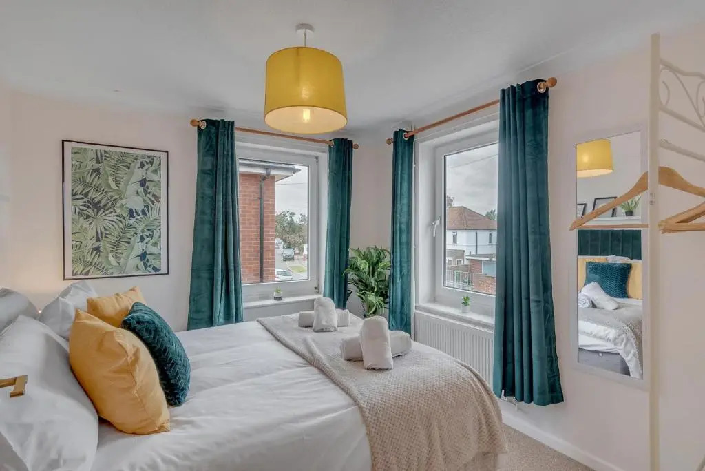 Reepham Rest - 2 Bedroom, Free Parking, 390 Mbps Wifi, Netflix, Fully Equipped kitchen - Ginger & Gold ltd